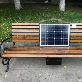 На территории КПИ установили скамейки с солнечными батареями