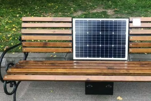 На территории КПИ установили скамейки с солнечными батареями