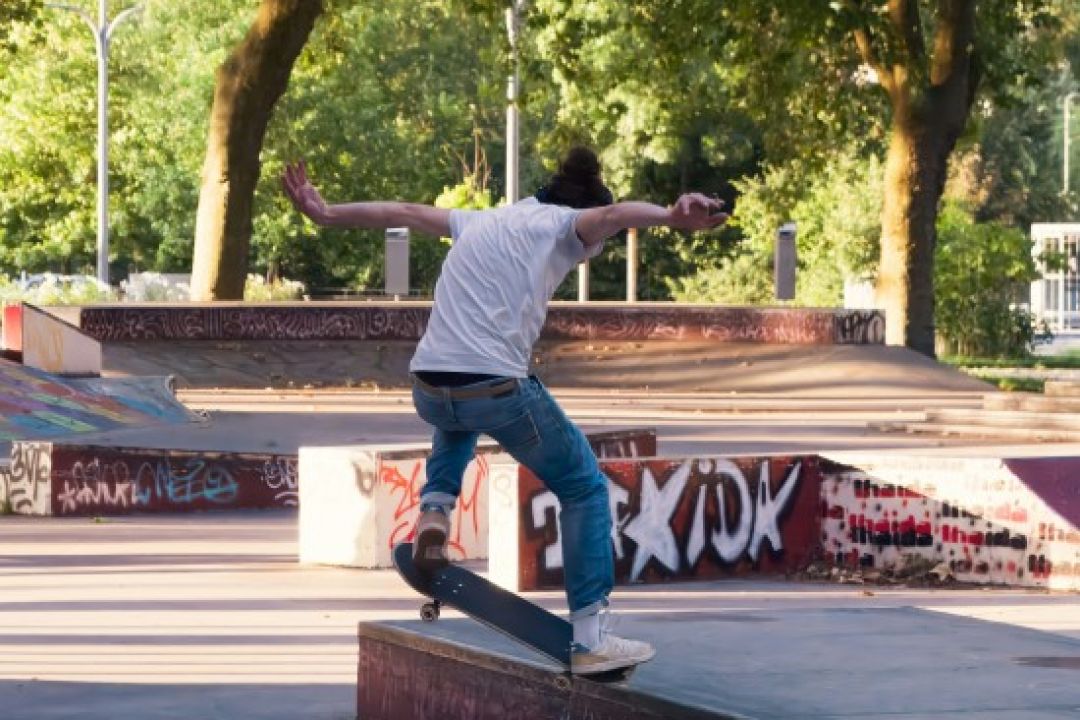 На Русанівській набережній просять облаштувати скейт-парк: петиція