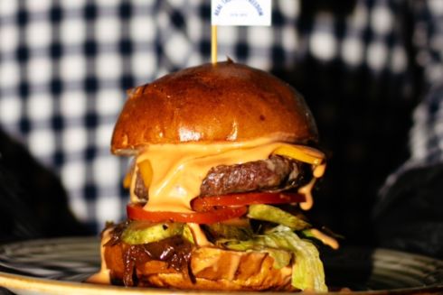 На Подоле открыли второе заведение Doggeriz с салатами в форме бургеров