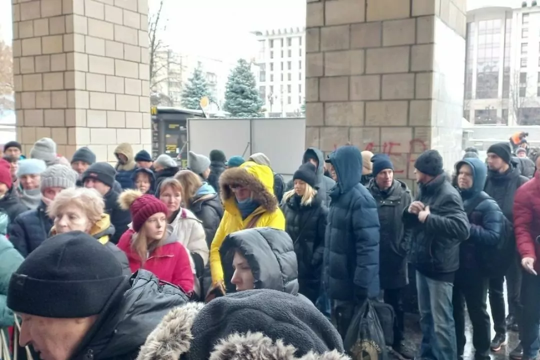 Перед зданием &laquo;Укрпочты&raquo; на Майдане выстроились очереди за новой маркой про &laquo;Херсон&raquo;
