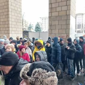 Перед зданием «Укрпочты» на Майдане выстроились очереди за новой маркой про «Херсон»