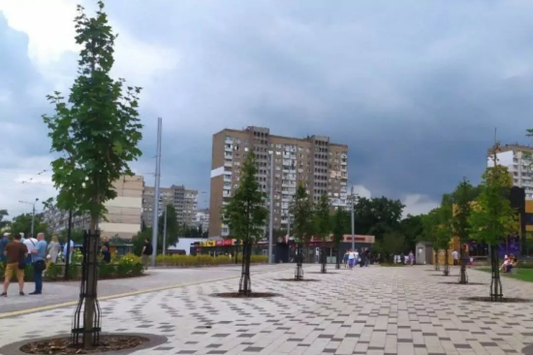 Біля метро &laquo;Героїв Дніпра&raquo; облаштували сквер на місці демонтованих МАФів: фото