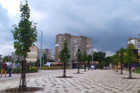 Біля метро «Героїв Дніпра» облаштували сквер на місці демонтованих МАФів: фото