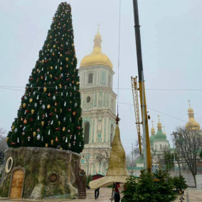 С главной елки на Софийской площади сняли шляпу: что будет на верхушке