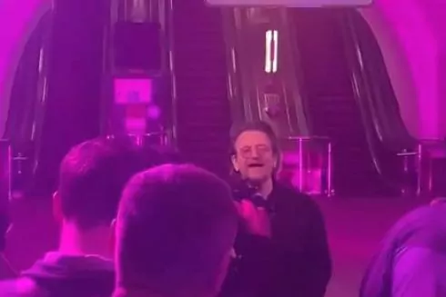 [:ua]Відео дня: Боно та Едж з U2 виступили у київському метро
