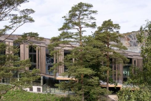 У Швеції звели громадський центр із дахом, що імітує лісовий схил