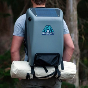 У США створили рюкзак на сонячних батареях для безхатьків