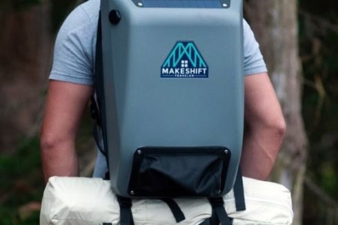 У США створили рюкзак на сонячних батареях для безхатьків