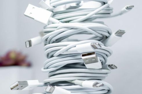 В Євросоюзі узгодили єдиний стандарт зарядних станцій для всіх гаджетів