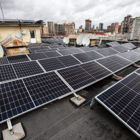 Фото: на київській багатоповерхівці встановили сонячні панелі, які дозволять мати світло та воду на випадок блекауту