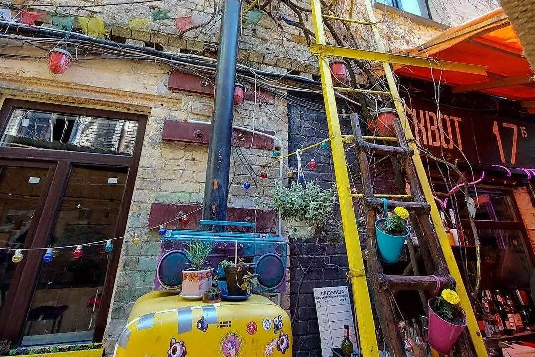 Кафе в секретном дворике Squat 17b yard cafe запускает собственную кухню с блюдами Востока и Азии: что попробовать