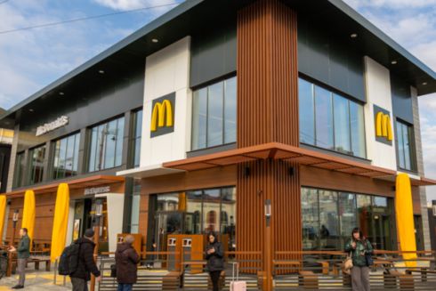 McDonald's на Вокзальній площі відкрився після реконструкції: він став безбар'єрним – фото