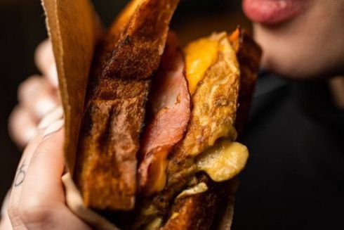 На Сечевых Стрельцов открылось кафе Stack: в меню корейские сэндвичи и индийский наан