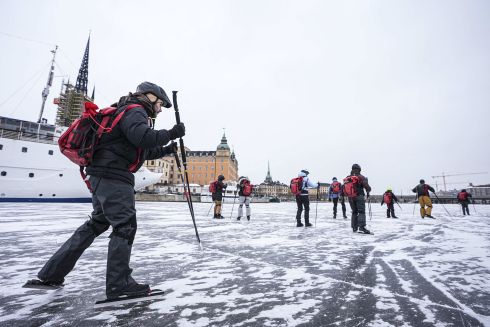 У Швеції врятували туристів, які намагалися виплисти в море на крижині-сауні