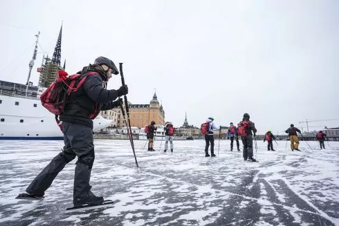 У Швеції врятували туристів, які намагалися виплисти в море на крижині-сауні