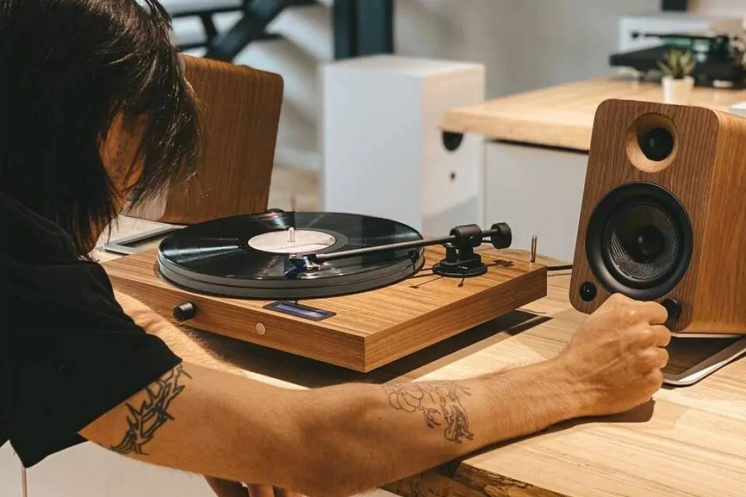 На Соломенке открывается магазин винила и DJ-оборудования. Смотрите, что там