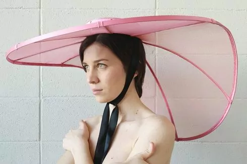 Фото дня: об'ємні капелюхи для соціальної дистанції