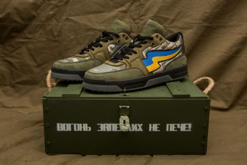 Кастом-бренд Stillalive випустив кросівки, натхненні Привидом Києва та мілітарі-тематикою