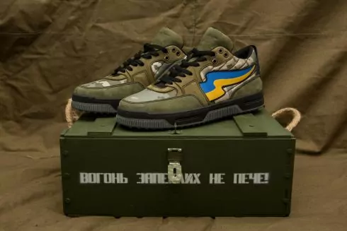 Кастом-бренд Stillalive випустив кросівки, натхненні Привидом Києва та мілітарі-тематикою