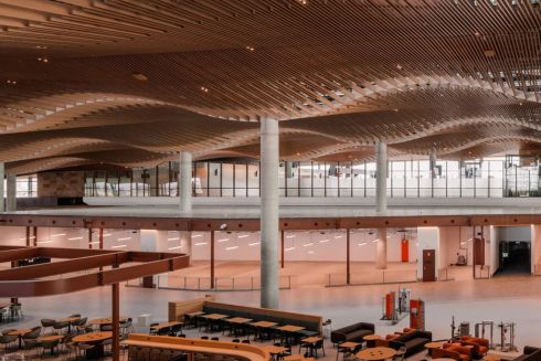 У Сіднеї звели аеропорт із дерев'яною хвилястою стелею &mdash; це проєкт бюро Захи Хадід