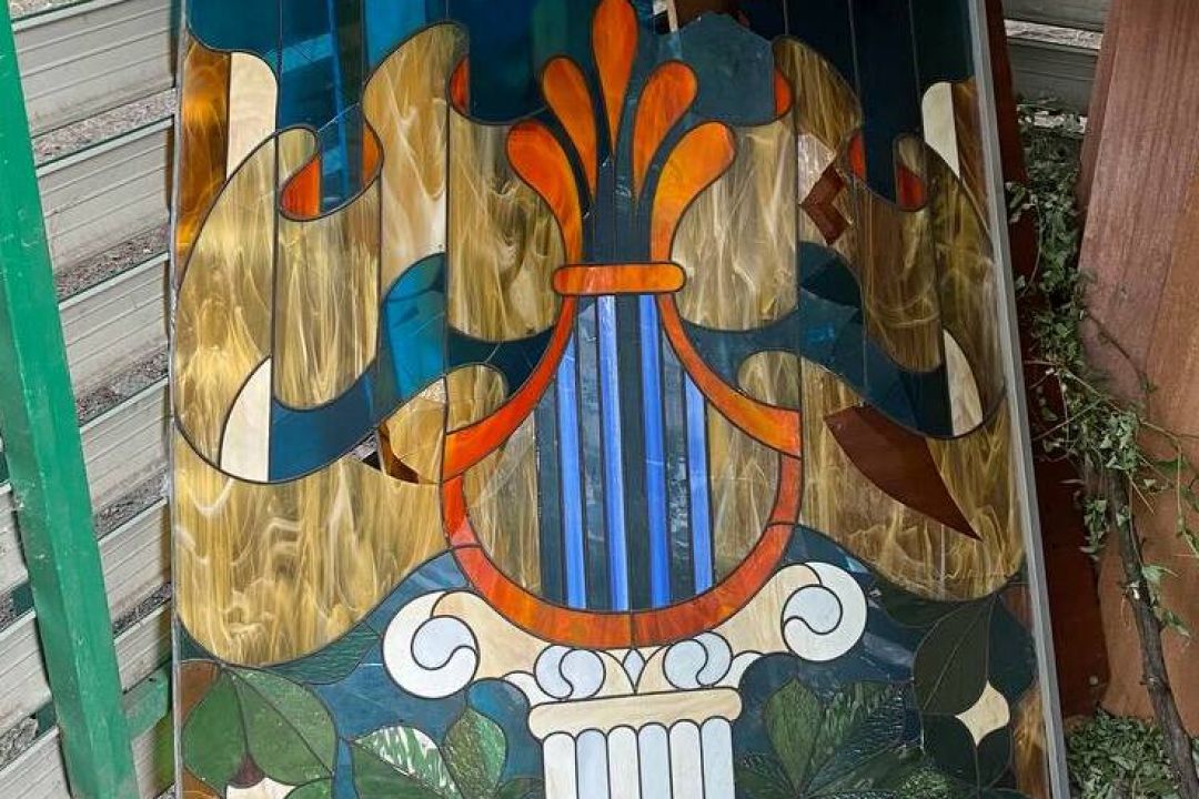 Київська школа повернула викинутий вітраж після розголосу — твір відреставрують