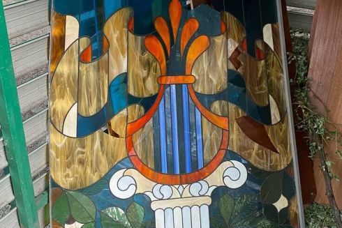 Київська школа повернула викинутий вітраж після розголосу &mdash; твір відреставрують