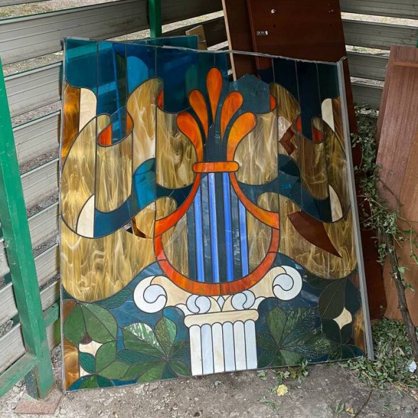 Київська школа повернула викинутий вітраж після розголосу — твір відреставрують