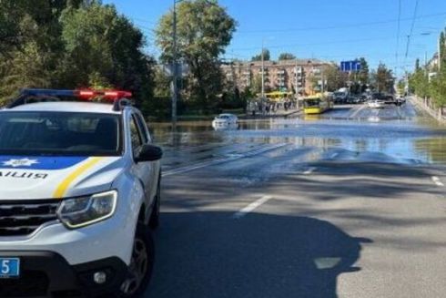 Станція "Дорогожичі" відновила роботу у звичайному режимі після пориву труби водопостачання