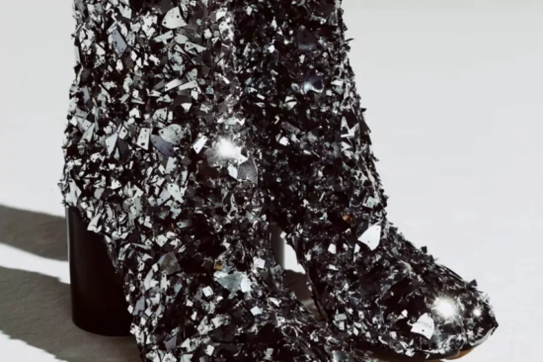 Maison Margiela створив черевики табі з ефектом потрісканого дзеркала
