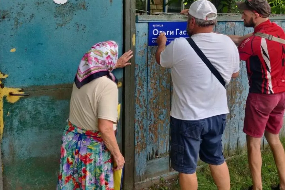 В Броварах активисты самостоятельно заменили таблички с русскоязычными названиями на новые