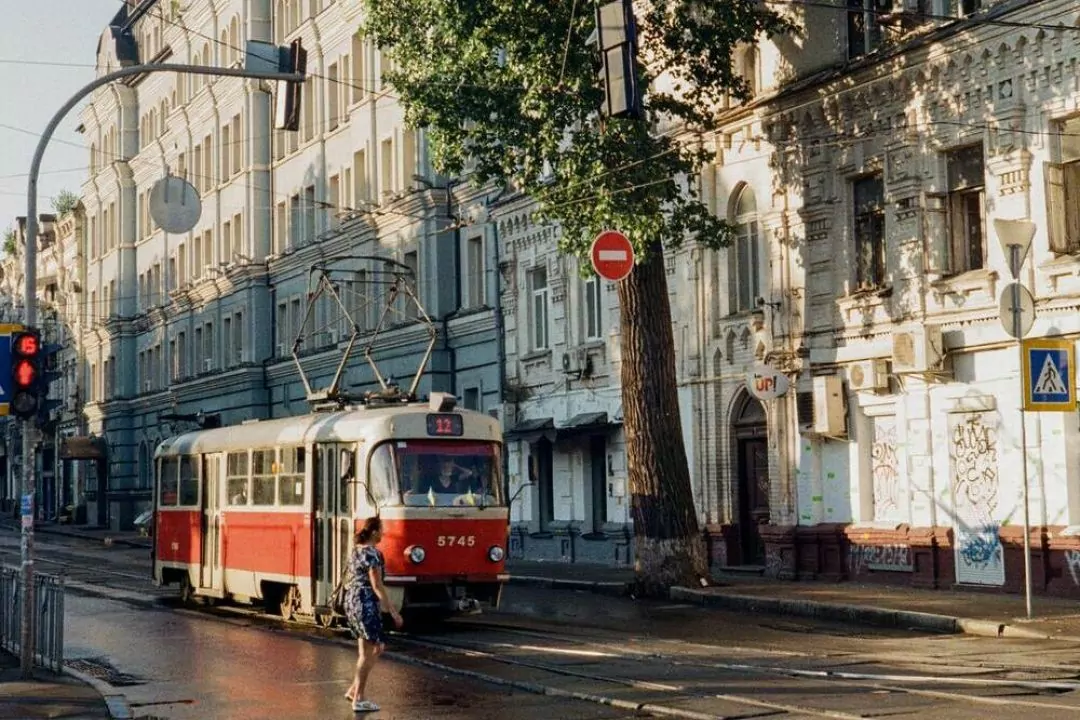 У деяких трамваях Києва вже можна оплатити проїзд банківською карткою: список маршрутів