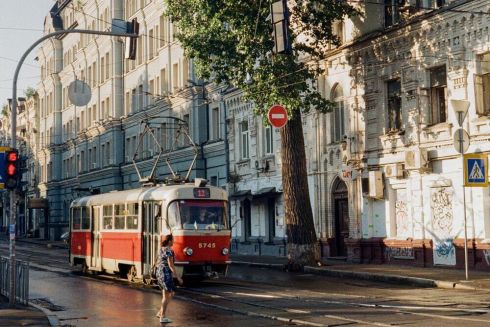 У деяких трамваях Києва вже можна оплатити проїзд банківською карткою: список маршрутів