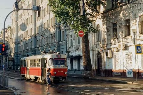 У деяких трамваях Києва вже можна оплатити проїзд банківською карткою: список маршрутів