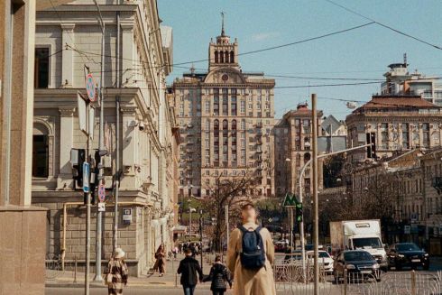 В Киеве завершился продолжительный комендантский час. Работают продуктовые магазины и городской транспорт