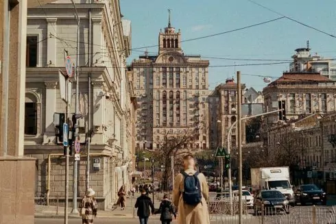 В Киеве завершился продолжительный комендантский час. Работают продуктовые магазины и городской транспорт