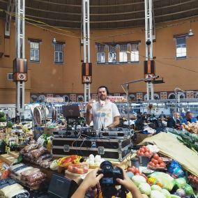 Видео дня: диджей Тапольский сыграл сет на Бессарабском рынке