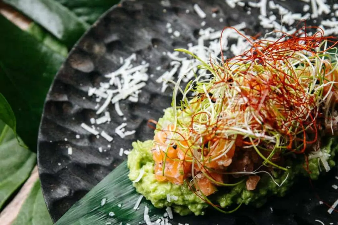 На Подоле открылся Green Bar с блюдами индонезийской кухни и тропическими коктейлями