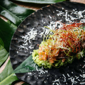 На Подоле открылся Green Bar с блюдами индонезийской кухни и тропическими коктейлями