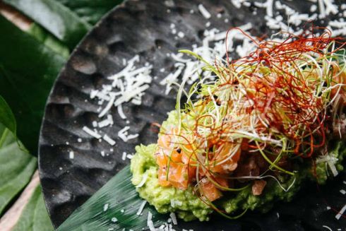 На Подоле открылся Green Bar с блюдами индонезийской кухни и тропическими коктейлями