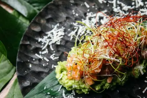 На Подоле открылся Green Bar с блюдами индонезийской кухни и тропическими коктейлями