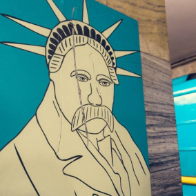 Портрети Тараса Шевченка у київському метро зіпсували. Як вони виглядають зараз