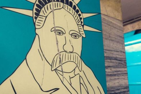 Портрети Тараса Шевченка у київському метро зіпсували. Як вони виглядають зараз