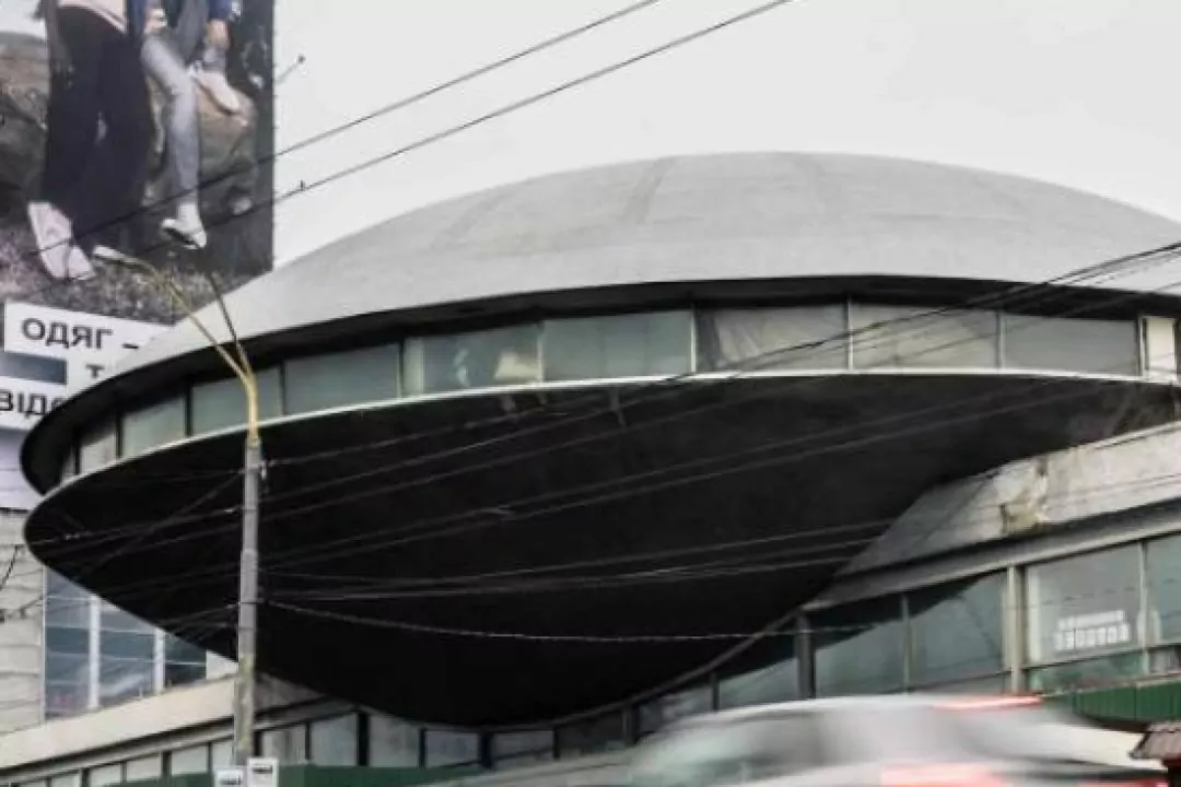&ldquo;Літаючу тарілку&rdquo; на Либідській у Києві збережуть, проте ТРЦ поряд продовжать будувати