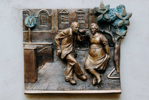 На «Театральной» открыли мини-скульптуру, посвященную танцующим пенсионерам