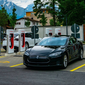 Зарядні станції Tesla з'являться в Україні не раніше 2022 року