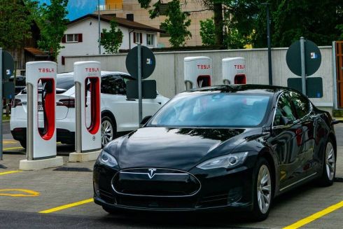 Зарядні станції Tesla з'являться в Україні не раніше 2022 року