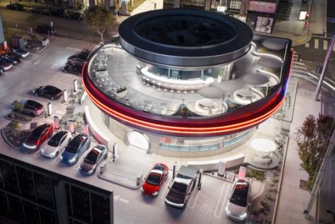Tesla відкрила в Голлівуді заклад із зарядною станцією і кінотеатром