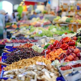 В Украине с ограничениями разрешили открыть продуктовые рынки. Кличко опровергает