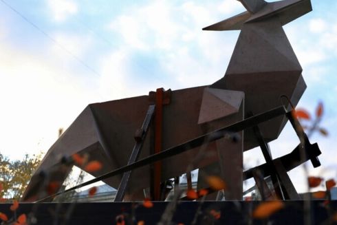 Врятована з Покровська скульптура &laquo;Оригамі Олень&raquo; вирушила на Венеційську бієнале